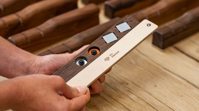 
                    The precision sharpener with care set contains an integrated replacement sharpening unit with 2 ceramic stones