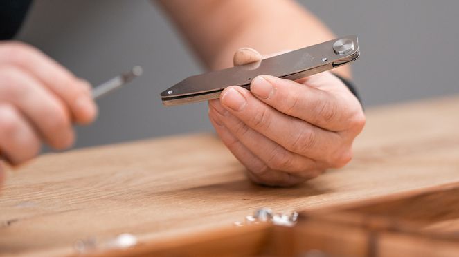 
                    Taschenmesser Damast Carbon/Gold minituöse Fertigung in der sknife Messermanufaktur in Biel