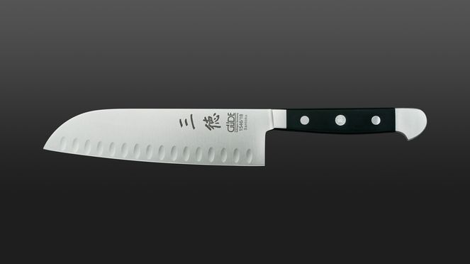 
                    Il Santoku con incavatura Alpha di Güde