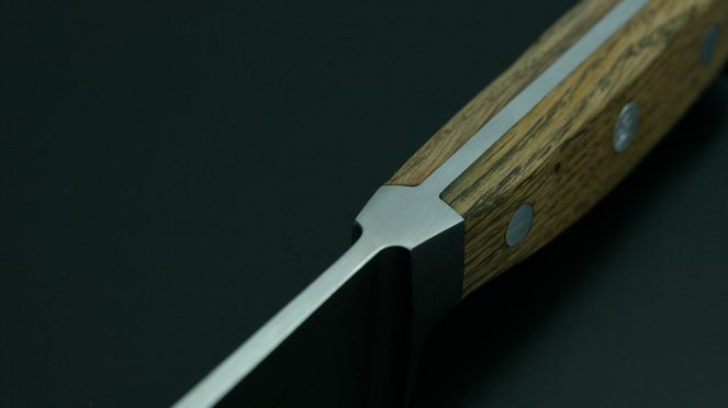 
                    The Güde chinese chef's knife has a well balanced handle