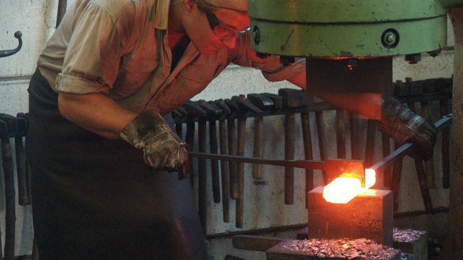 
                    cutler producing damask knife