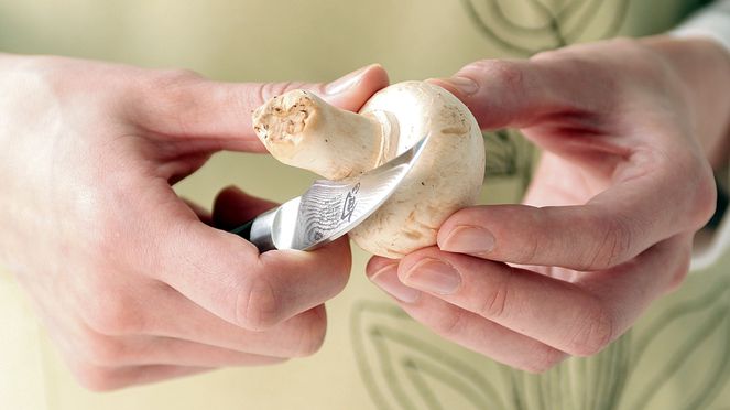 
                    Le couteau à éplucher en pelant champignons