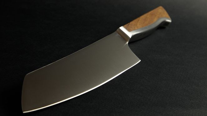 
                    Dieses Caminada Santoku ist in seiner Form angelehnt an die typische japanische Messerform Santoku