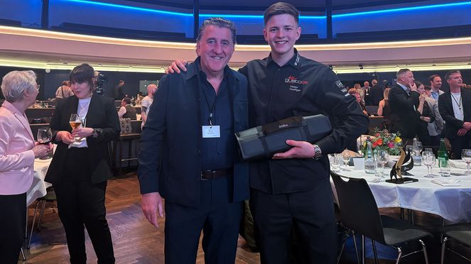 
                    Mateo Hoefliger mit Michael Bach & sknife Messertasche mit Shun Messern und sknife Messerschärfer