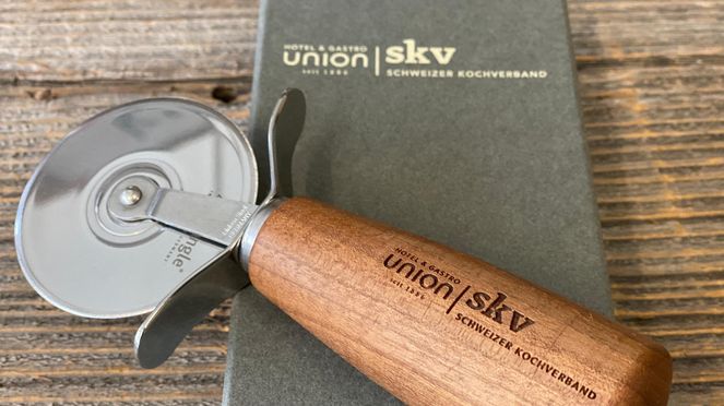 
                    Incisione su manici di legno ed imballaggio di cartone