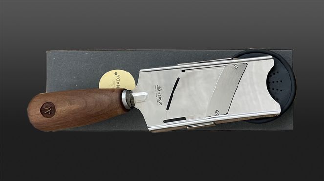 
                    Caminada fine slicer with the logo of top chef Andreas Caminada in gift packaging