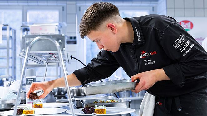 
                    Mateo Hoefliger beim Wettkochen