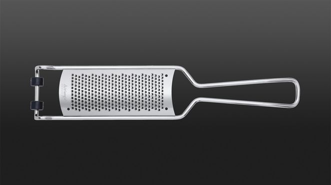 
                    La râpe fine triangle en acier inoxydable est extrêmement tranchante grâce à un procédé spécial de photogravure