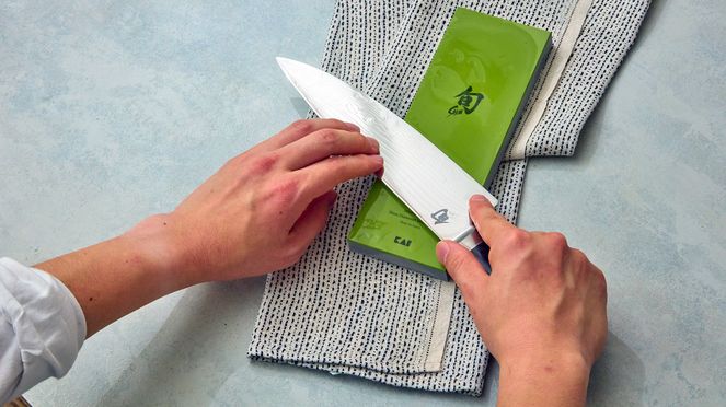 
                    La pierre à aiguiser diamantée 4’000 sert à polir le tranchant afin de le rendre extrêmement affûté