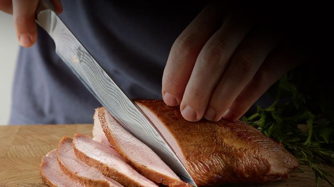 
                    Coltello per prosciutto, taglia la carne in fettine