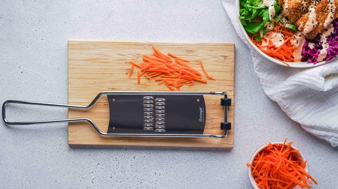 
                    The julienne grater produces fine julienne strips from carrots, kohlrabi or potatoes