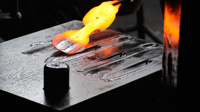 
                    Couverts de table avec cuillère noyer forgés dans l'Emmental