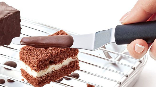 
                    Spatule à confiserie coudée pointue triangle®: parfait pour un travail de précision en pâtisserie