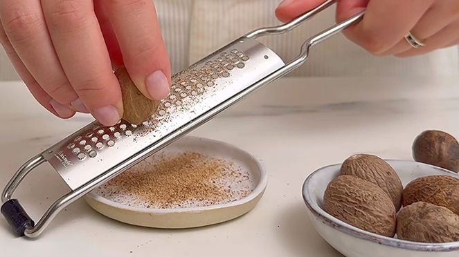 
                    Die Muskatreibe eignet sich hervorragend, um Gerichten Geschmack und Textur zu verleihen