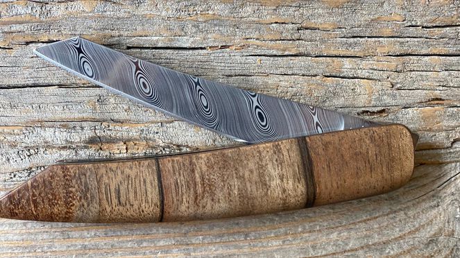 
                    Pocket knife damask with grained walnut handle