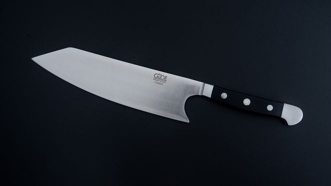 
                    Le petit Kiritsuke Alpha de Güde en forme d'un couteau de chef japonais polyvalent