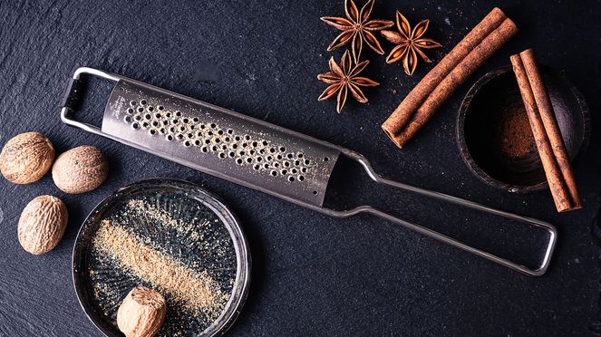 
                    With the triangle nutmeg grater, nutmeg can be grated very finely or slightly coarser