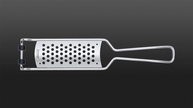 
                    La râpe à parmesan triangle en acier inoxydable est extrêmement tranchante grâce à un procédé spécial de photogravure