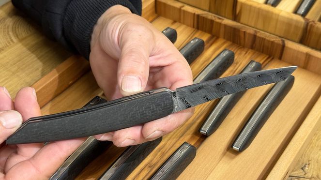 
                    The pocket knife damask carbon with high-tech ceramic slide bearings and components from the watch industry