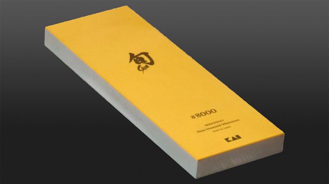 
                    Mit dem Diamant-Schleifstein 8’000 wird eine spiegelglatte und rasiermesserscharfe Klinge erreicht, vergleichbar mit der Schärfe eines Samurai-Schwerts