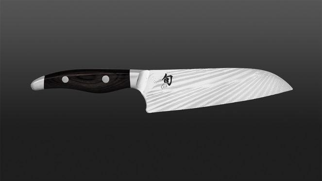 
                    Lame du Santoku Nagare Black présentant un motif rayonnant artistiquement conçu des 72 couches damassées