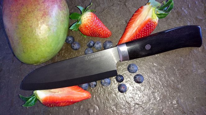 
                    Le Santoku Black Kyocera avec des fruits